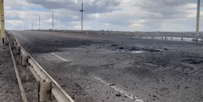 Россияне нервничают и перекрыли Антоновский мост после новых ударов