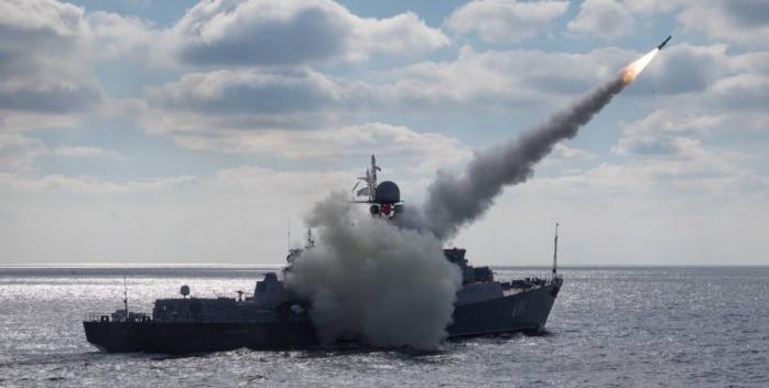 Два ракетоносителя рф с 16-ю «Калибрами» остаются в Черном море