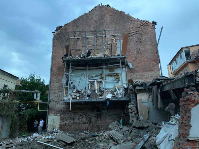 росіяни обстріляли житлові райони Харкова, є поранені. Фото: 