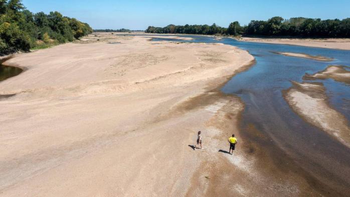 Європа переживає рекордну спеку - річки мілішають, на Рейні та Ельбі помітили «голодні камені» 
