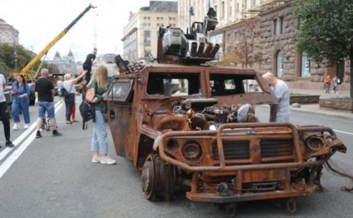 Фото: УП - Парад знищеної техніки рф показали на Хрещатику 