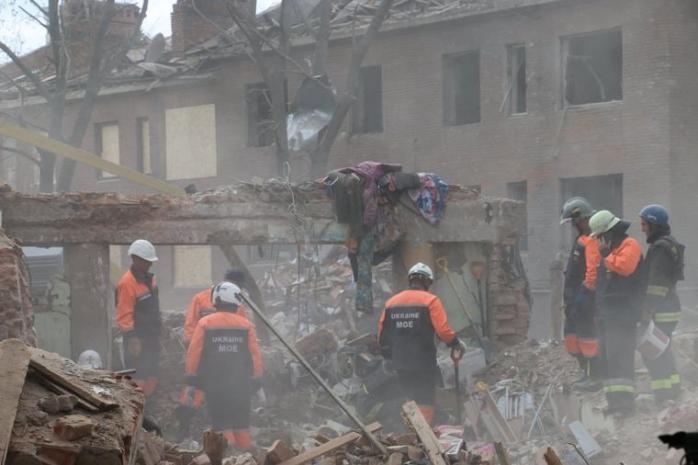Ракетный удар рф по общежитию Харькова — найдены уже 18 тел
