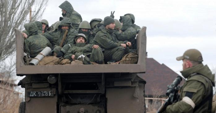 Россияне запугивают мобилизованных жителей ОРДЛО для участия в войне. Фото: visnyk-irpin.com.ua