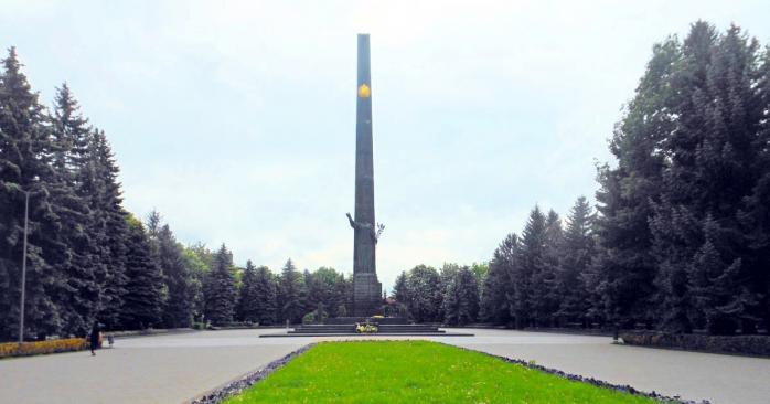 В Луцке демонтируют советскую символику, фото: «Волынские новости»