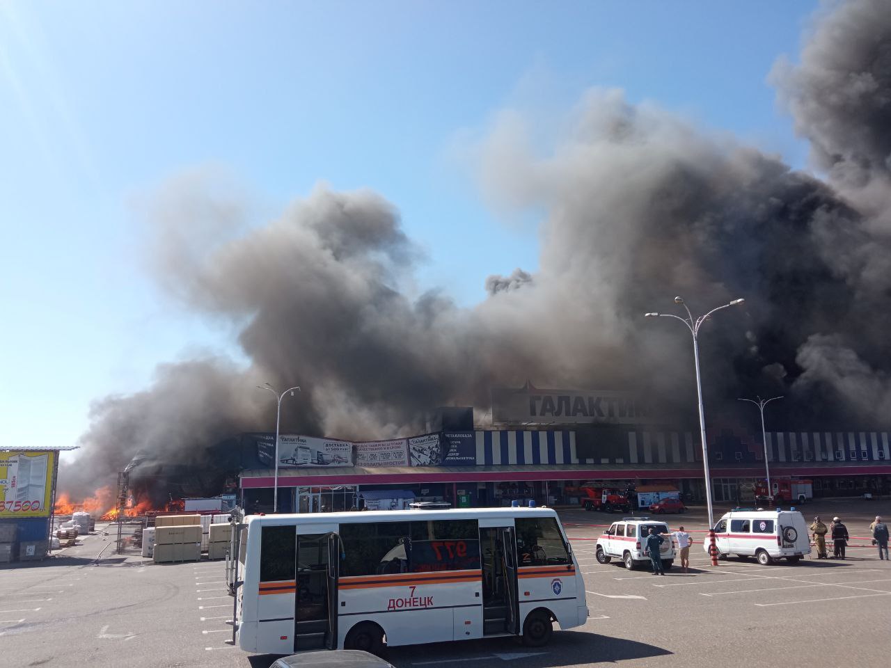 В Донецьку виникла сильна пожежа після обстрілів. Фото: соцмережі
