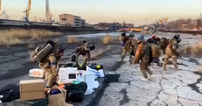 Обнародовано архивное видео высадки воинов ВСУ из Ми-8 в порту Мариуполя
