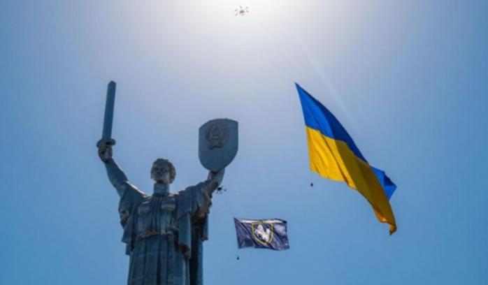 Армия дронов подняла в киевское небо флаги бригад ВСУ