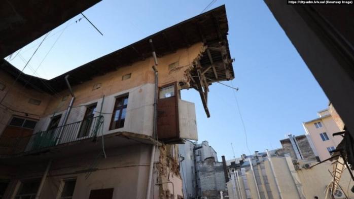 Жилой дом рухнул в центре Львова 