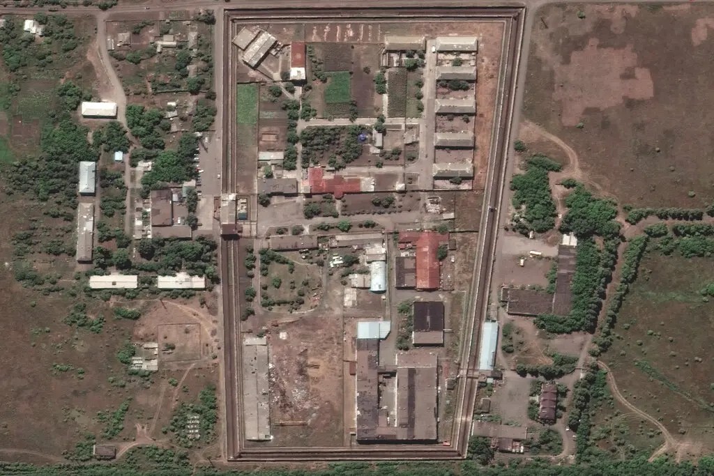 Супутниковий знімок показав загальний вигляд в'язниці в Оленівці у липні. Дослідники заявили, що виявили там докази зруйнованої землі, що відповідає масовим похованням, фото: Maxar Technologies/Reuters