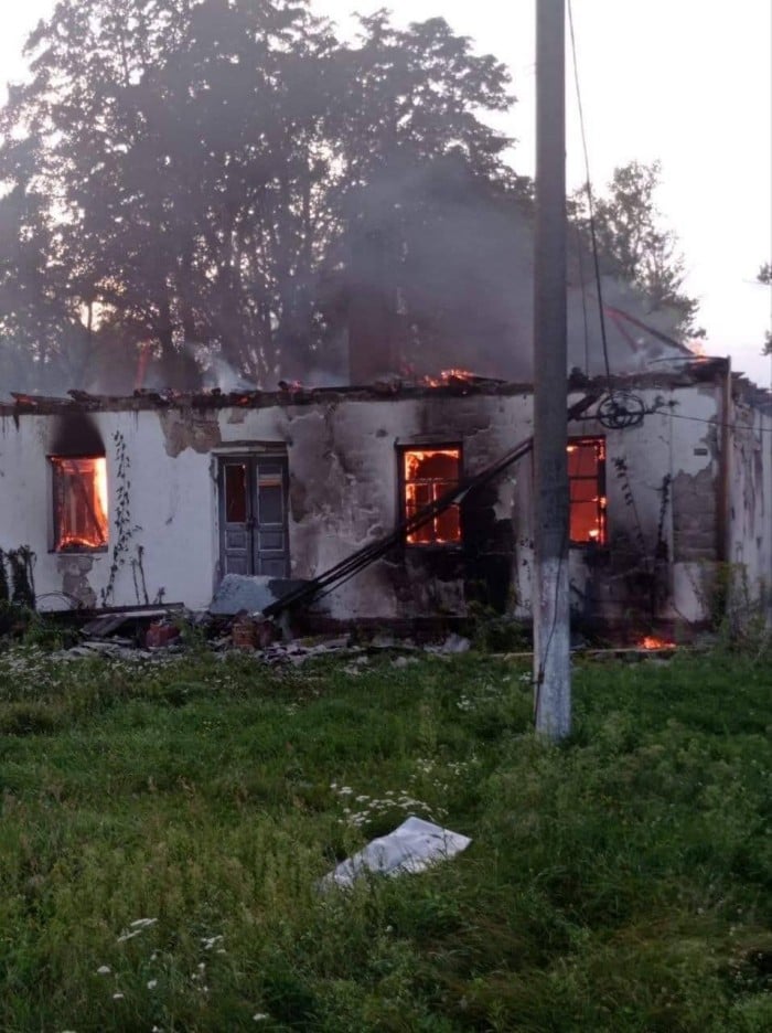 У Білопільській громаді через російські обстріли загорілися низка будівель, фото: ДПСУ 