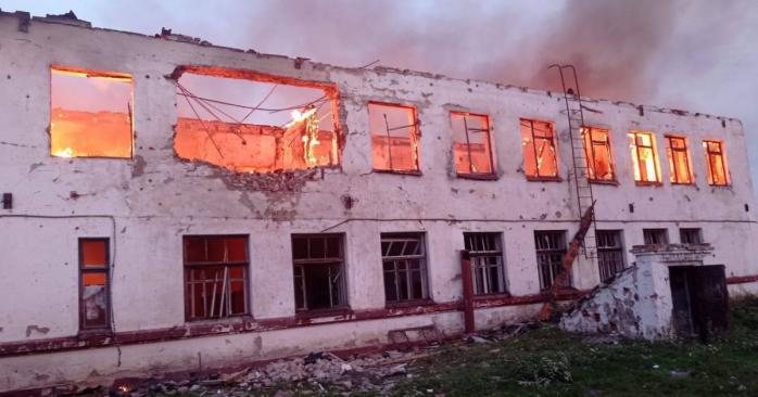 В Белопольской общине из-за российских обстрелов загорелся ряд зданий, фото: ГПСУ