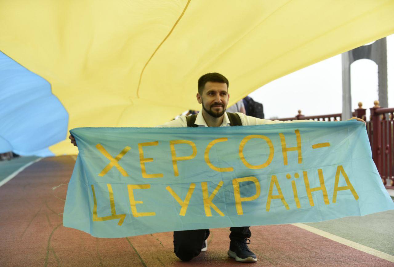 Прапор України розгорнули через береги Дніпра. Фото: «Вечірній Київ»
