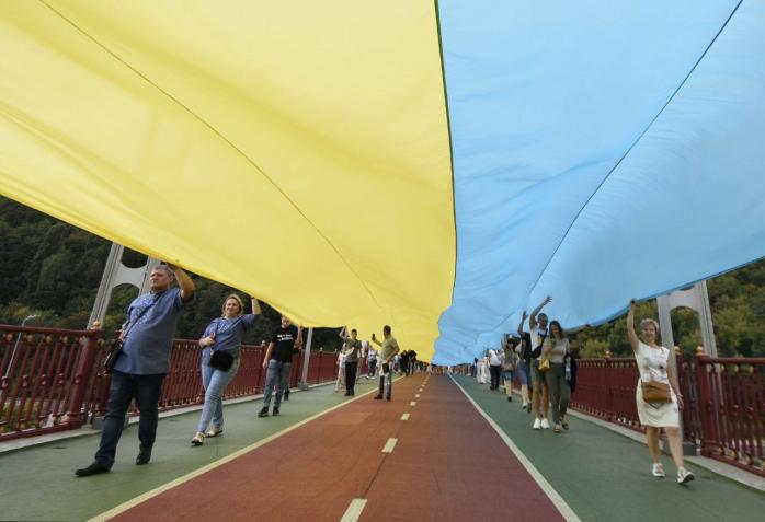 Флаг Украины развернули через берега Днепра. Фото: «Вечерний Киев»