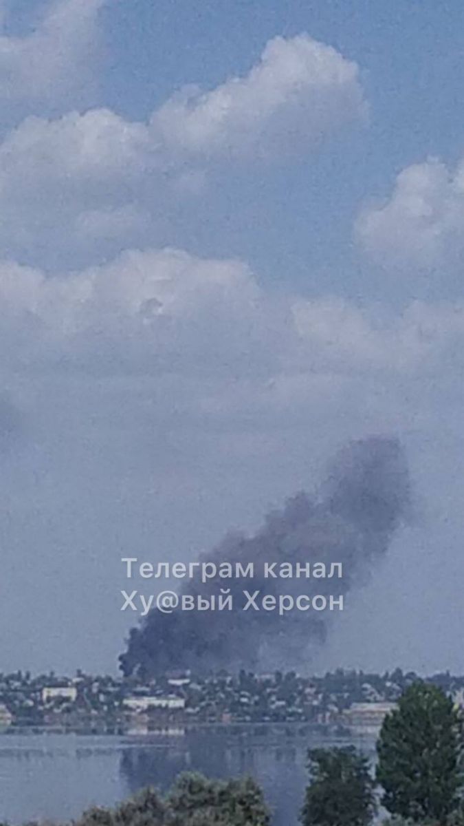 Загорілася велика військова база окупантів у Бериславі. Фото: соцмережі