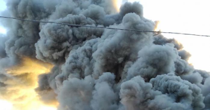 Загорілася велика військова база окупантів у Бериславі. Фото: 