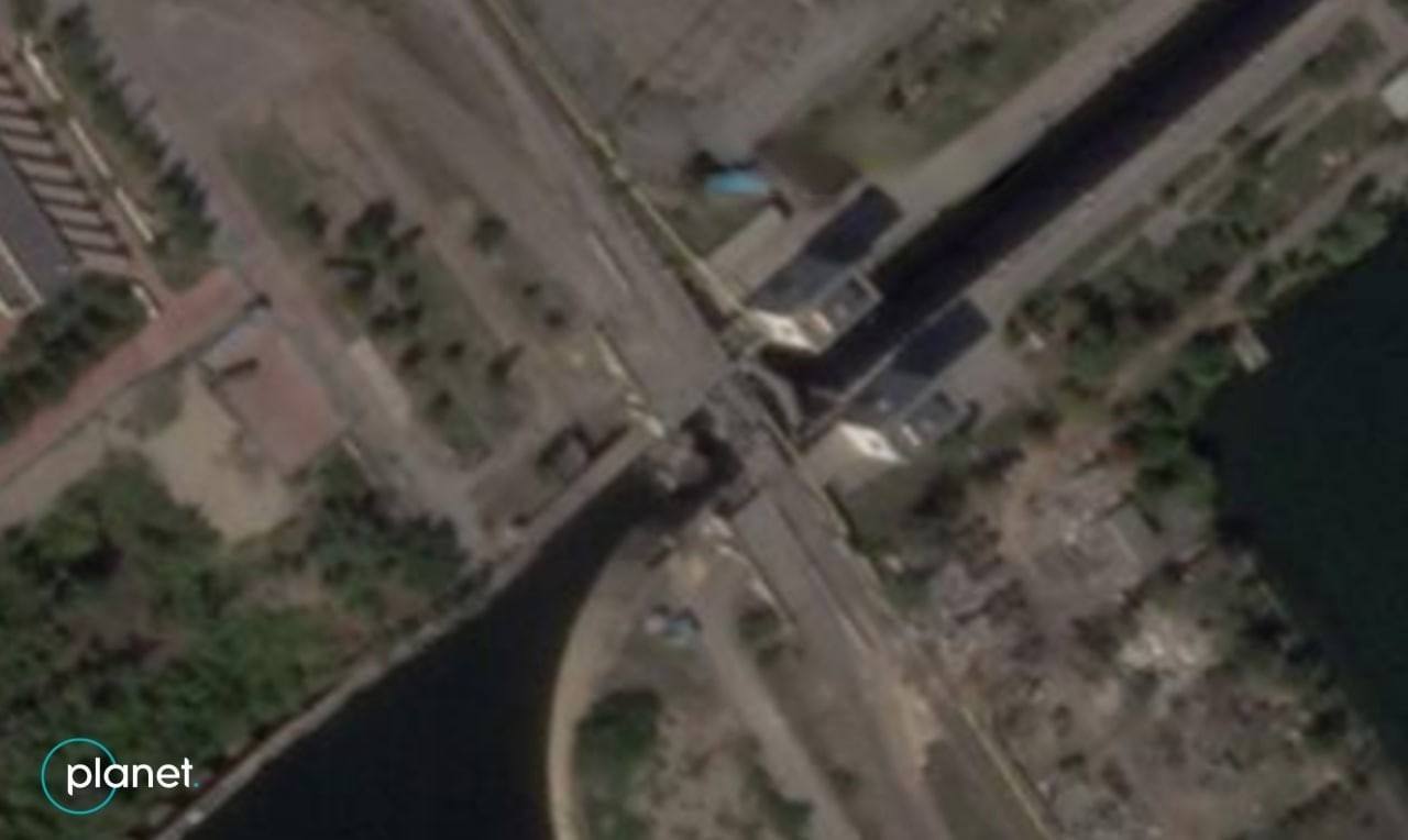 Каховський міст звалився у воду. Фото: Бенджамін Пітте у Twitter