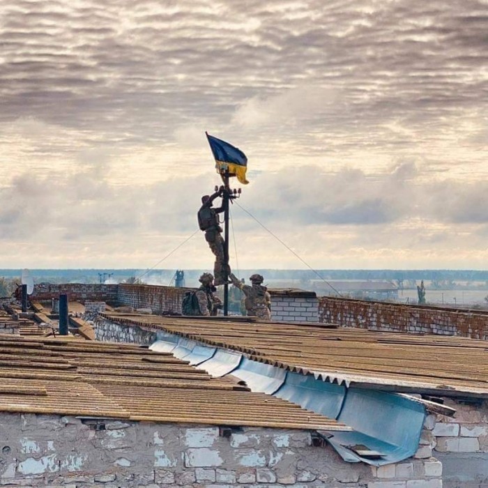 Встановлення українського прапору над Високопіллям, фото: Кирило Тимошенко