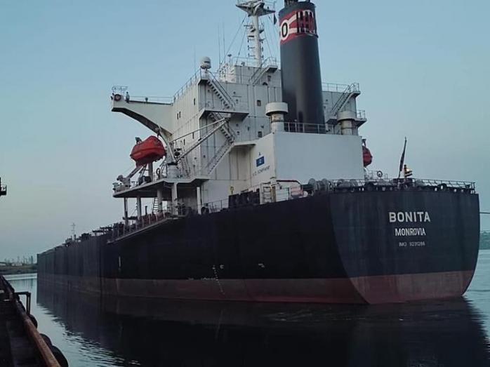 Корабель із зерном залишає український порт безпечним коридором. Фото: facebook.com/uspa.gov.ua