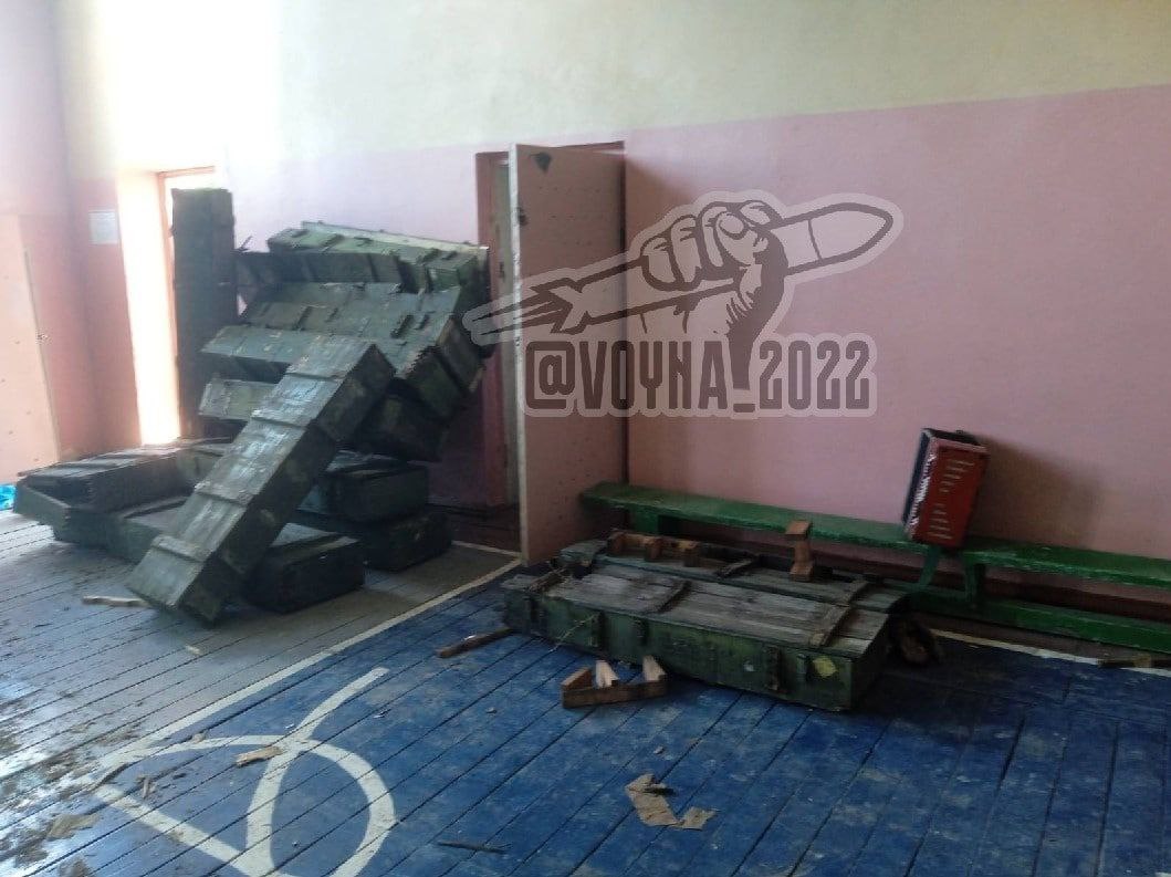 Окупанти перетворили школу на військову базу. Фото: СтратКом ЗСУ