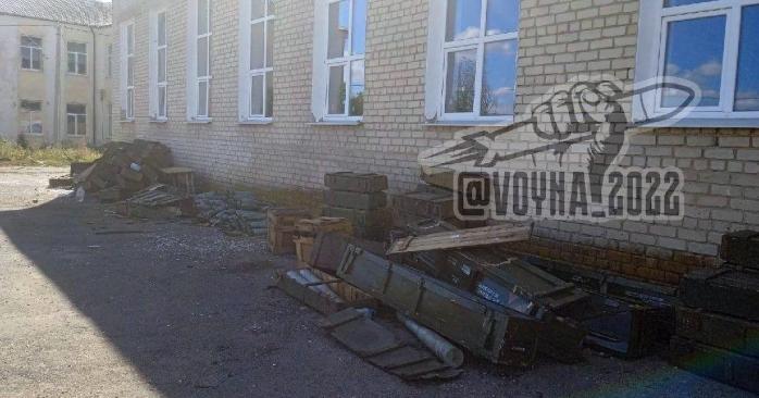 Оккупанты превратили школу в военную базу. Фото: СтратКом ВСУ