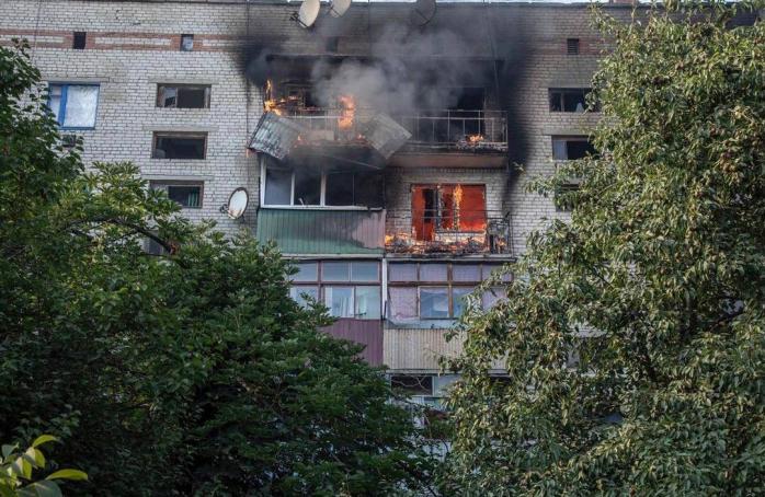 Оккупанты ударили по жилому дому в Харькове. Фото: ОПУ