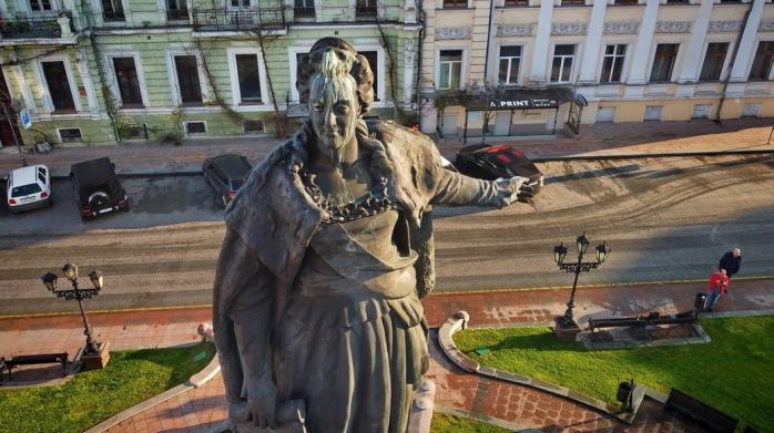В Одесі знову розфарбували пам’ятник імператриці Катерині ІІ, активіста затримали