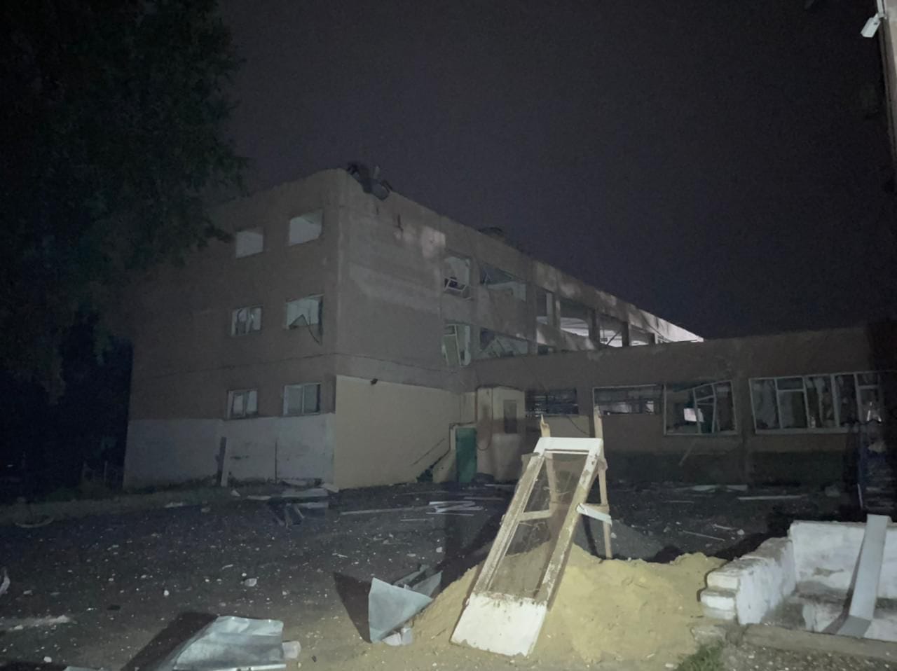 Армія рф зруйнувала школу у Лозовій, Харківщина знову без світла