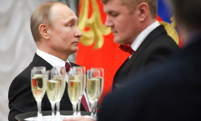 Кремль забухал - из-за войны российские чиновники присели на склянку
