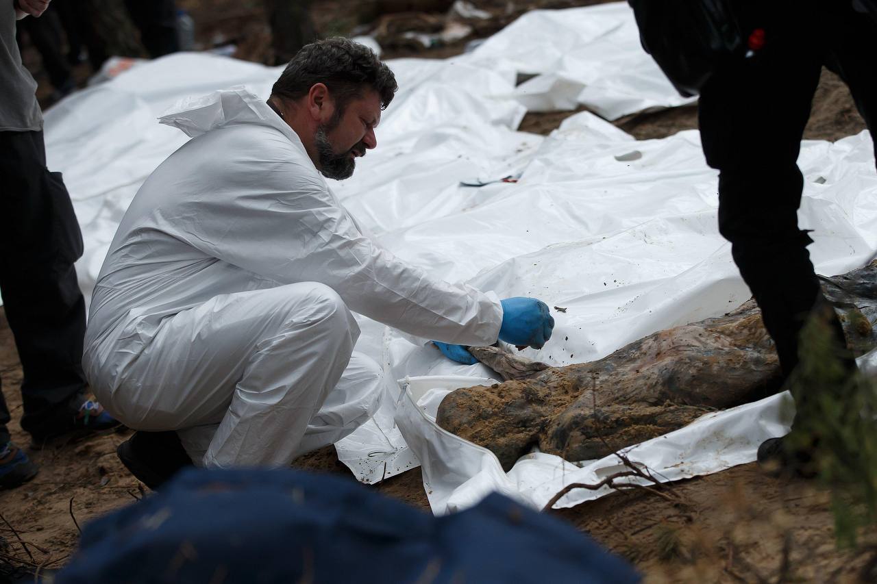 ЄС та США відреагували на масові поховання в Ізюмі