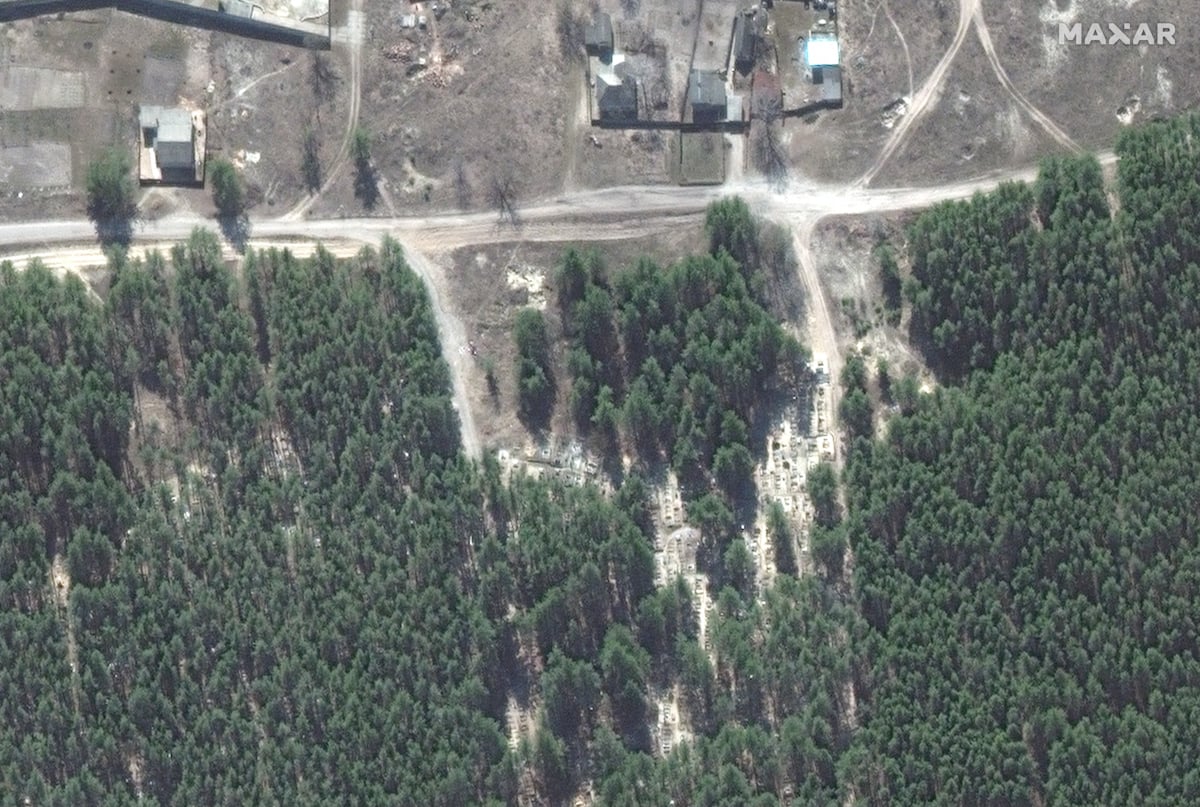 Масове поховання поблизу Ізюма показали на супутникових фото Maxar Technologies