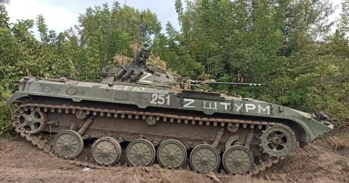 Російські окупанти обстріляли з танка цивільну машину. Фото: 