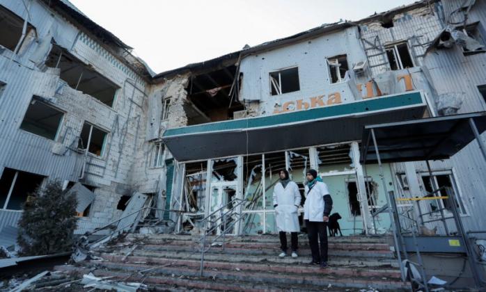 росіяни обстріляли лікарню під Харковом. Фото: prm.ua