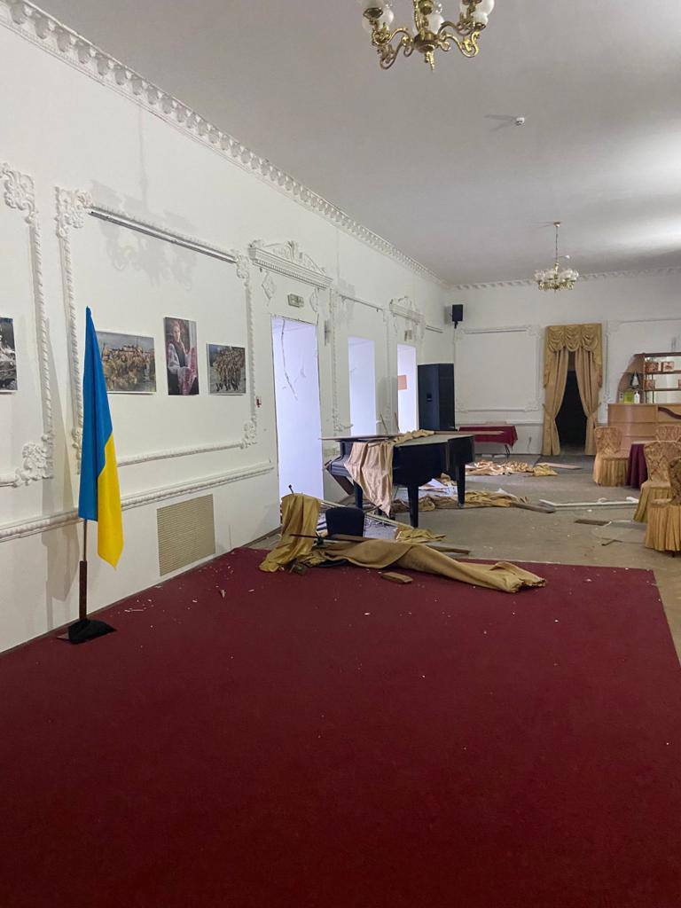 Росіяни пошкодили ракетами С-300 театр російської драми в Миколаєві