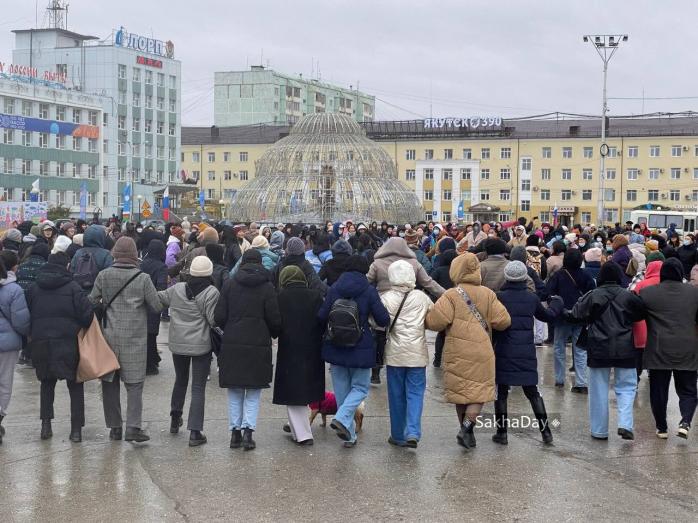 Росіяни водят хороводи навколо поліцейських під час протестів проти мобілізації