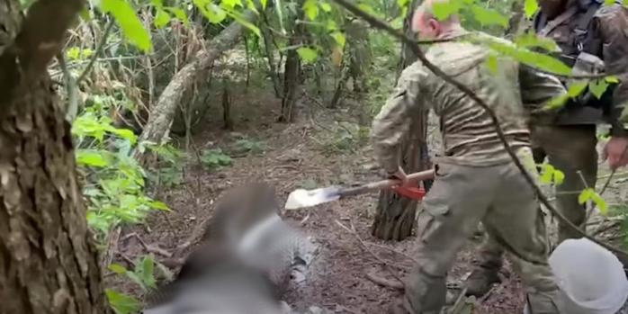 Бійці «Азову» ховають окупантів, тіла яких кинуло командування, скріншот відео