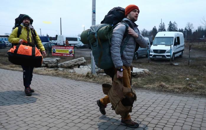  Украинские футболисты как волонтеры пересекли границу во время военного положения, чтобы перейти в иностранные клубы - СМИ