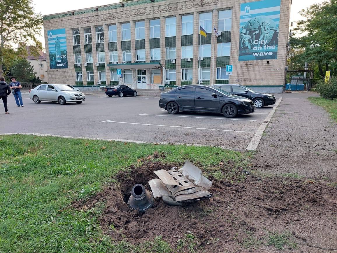 Росіяни обстріляли касетними снарядами зупинку в Миколаєві, є жертви