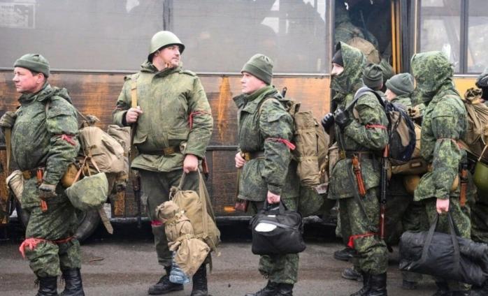Російських чоловіків почали знімати з рейсів після паспортного контролю та діставати з літаків