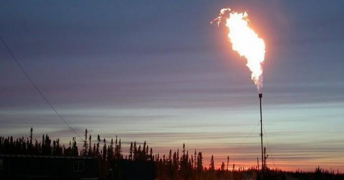 В результаті спалювання природного газу у факелах в атмосферу потрапляє більше метану, ніж вважалося, фото: Pikabu