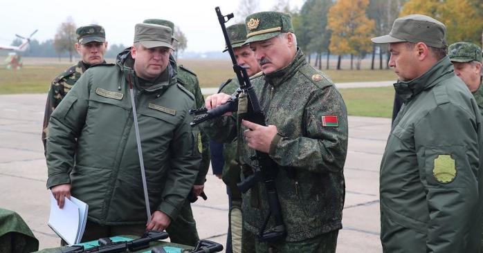 Александр Лукашенко (в центре), фото: «Фокус»