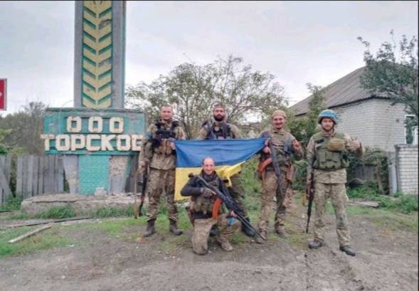 Прапор України вже в Торському, це село на трасі з Лимана 
