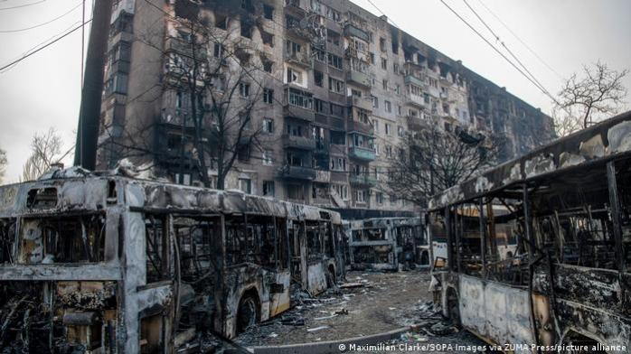 В оккупированном Мариуполе взорвался российский экскаваторщик - в городе вспомнил март