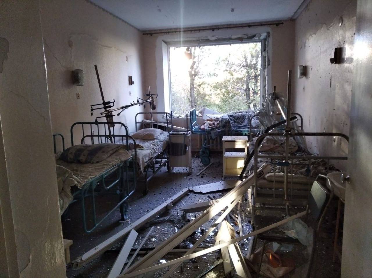 Росіяни вдарили ракетами по лікарні в Купʼянському районі, є жертви