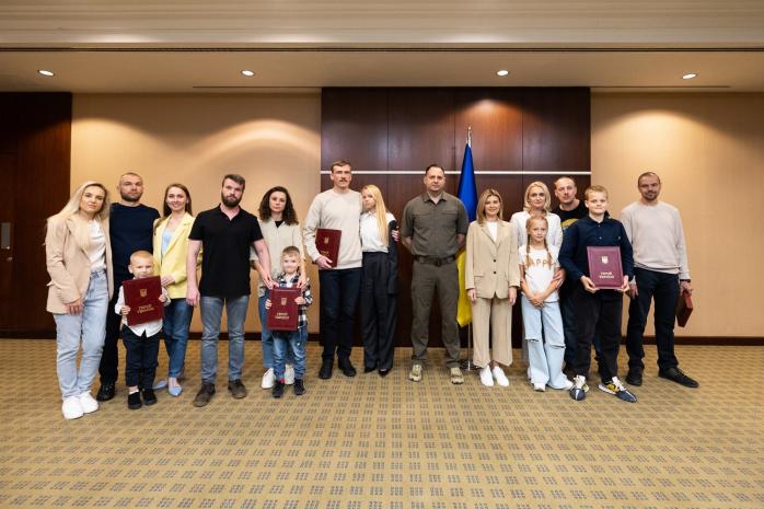Освобожденные из плена командиры из «Азовстали» получили звание Героев Украины
