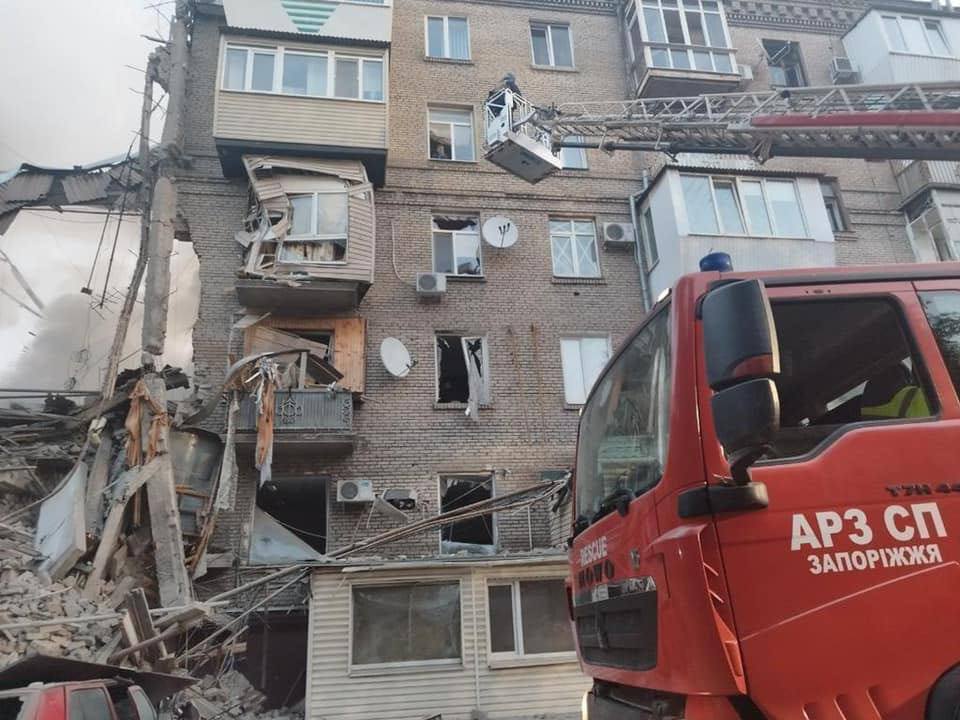 Спасатели показали последствия ракетного удара по Запорожью - под завалами остаются люди
