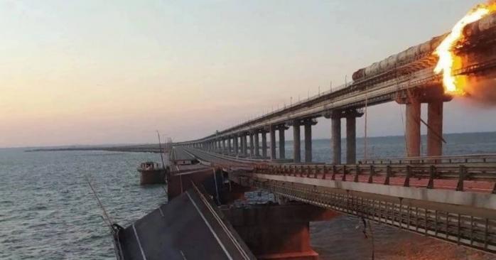 На кримському мосту вранці 8 жовтня спалахнула пожежа, фото: Ukrchan