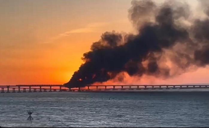Кримський міст горить після вибуху. Фото: 