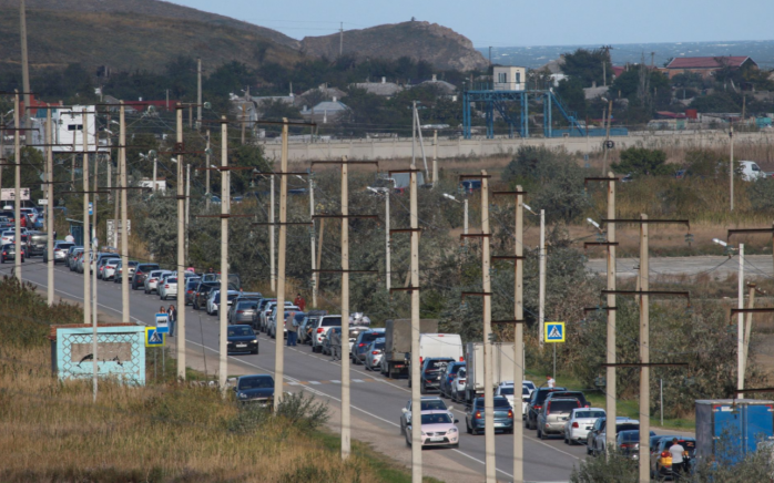 Пробки при въезде на Крымский мост растянулись на 5 км (ФОТО)