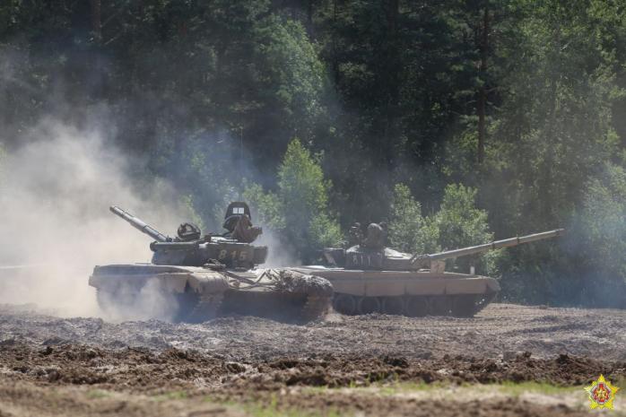 "Беларускі Гаюн" пишет, что беларусь, вероятно, начала перебрасывать танки в россию