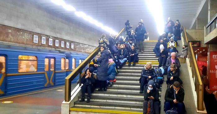 Метрополитен Киева временно прекратил работу из-за обстрелов. Фото: